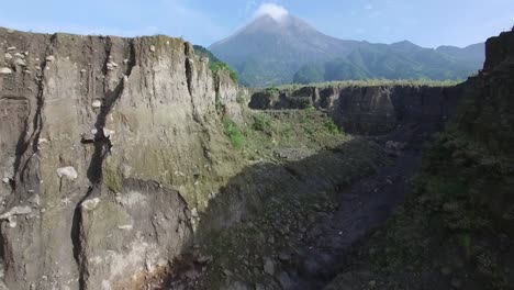 Repasar-abismo-aéreo-del-volcán-Monte-Merapi-(Gunung-Merapi)