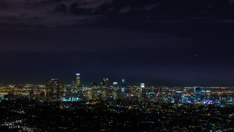 Centro-de-Los-Angeles-con-planos-y-rayos-pernos-Timelapse-nocturno