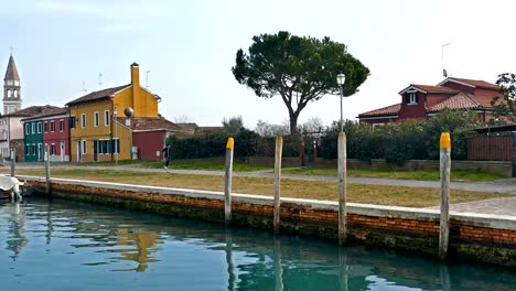 Coloridas-casas-en-la-pequeña-isla-de-Mazzorbo,-Italia.-Laguna-de-Venecia