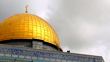 Nubes-sobre-la-cúpula-de-la-mezquita-de-la-roca-en-Jerusalén