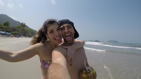 Brasilianische-junges-Paar-unter-einem-Selfie-am-Strand