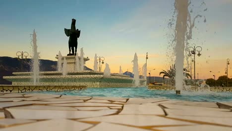 Korinth,-Griechenland,-5.-Oktober-2017.-Hauptplatz-in-Korinth-mit-einem-Brunnen-und-die-Statue-von-Pegasus.