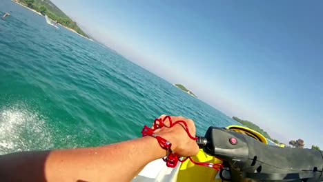 Motos-sport-carrera-pov-en-circa-agosto-en-Corfú,-Grecia.-Turismo-y-la-recreación-es-la-principal-fuente-de-ingresos-a-la-isla-de-Corfú.-Hermosa-agua-verde-claro