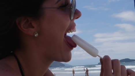 Playa-Chica-con-helado