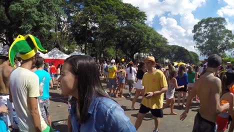 Brasilianische-Volk-feiert-Karneval-auf-Straße