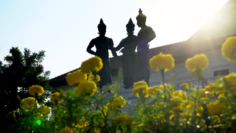 Drei-Könige-Denkmal-mit-Kunst-und-Kultur-Gebäude,-Wahrzeichen-in-Chiang-Mai-Thailand.