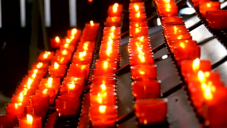 Se-encienden-muchas-velas-en-la-iglesia-cristiana