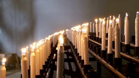 Muchas-velas-ardientes-en-la-iglesia-cristiana