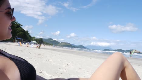 Mujer-brasileña-relajante-en-la-playa