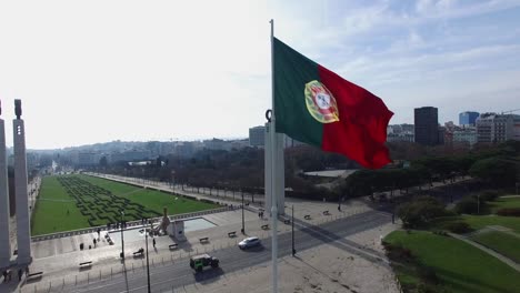 Bandera-de-Portugal-en-el-Parque-Eduardo-VII,-Lisboa,-Portugal