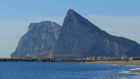 Vista-de-la-roca-de-Gibraltar-y-la-playa-con-las-olas-del-mar