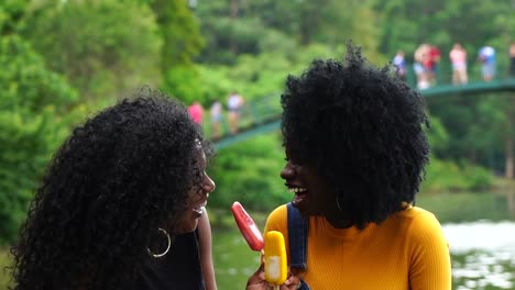 Adolescentes-comiendo-helado