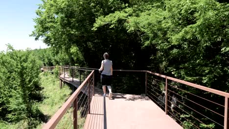 Junge-Frau-geht-auf-die-Aussichtsplattform.-Okatse-Canyon-in-der-Nähe-von-Kutaissi,-Georgien