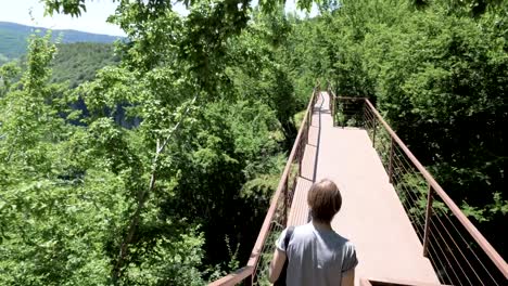 Junge-Frau-geht-auf-die-Aussichtsplattform.-Okatse-Canyon-in-der-Nähe-von-Kutaissi,-Georgien