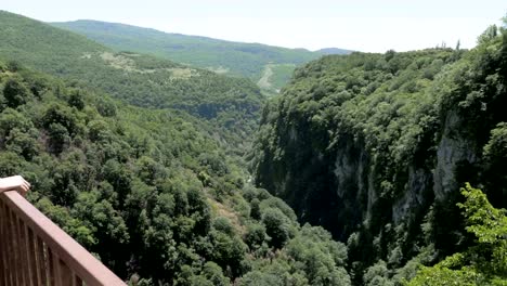 Joven-camina-en-la-plataforma-de-observación.-Cañón-de-Okatse,-cerca-de-Kutaisi,-Georgia