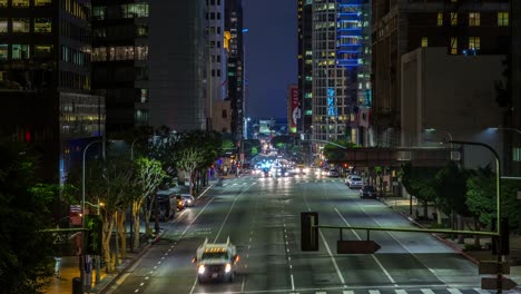 Die-Innenstadt-von-Los-Angeles-Verkehr-und-Gebäude-Nacht-Zeitraffer