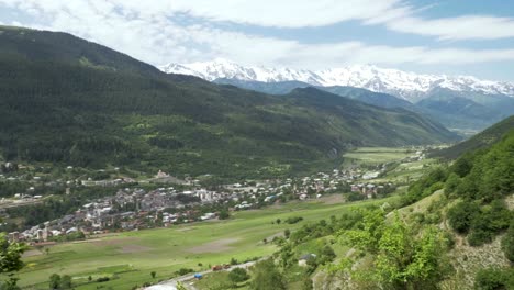 Panaramic-Blick-auf-die-Stadt-Mestia-aus-den-Bergen,-Georgien