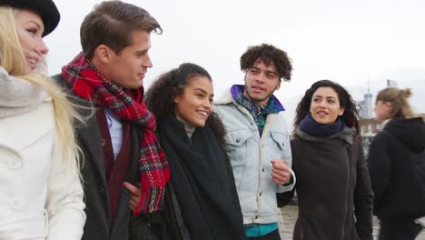 Grupo-de-jóvenes-amigos-caminando-sobre-puente-del-Milenio-en-Londres