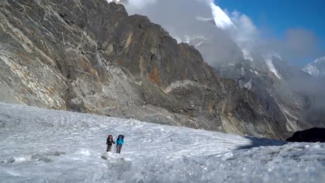 Girls-mountaineers-in-the-Himalayas