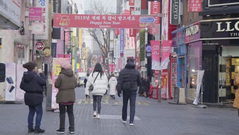 Myeong-Dong-Market.People-zu-Fuß-auf-einer-Einkaufsstraße-in-Zeitlupe,-Seoul,-Südkorea