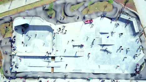 Aerial-Zeitraffer-von-Jugendlichen-in-einem-Skatepark