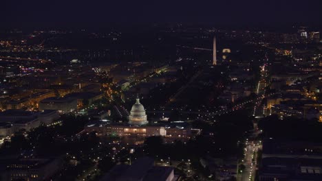 Vista-aérea-de-la-Lincoln-Memorial,-Washington-Monument-y-Capitolio-de-noche.