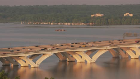 Vista-aérea-del-puente-de-Woodrow-Wilson-sobre-el-río-Potomac.