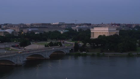 Fliegen-über-dem-Potomac-River-mit-Arlington-Memorial-Bridge-führt-zum-Lincoln-Memorial.