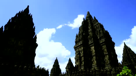 Lapso-de-tiempo-de-las-nubes-en-movimiento-en-el-área-del-templo-de-Prambanan