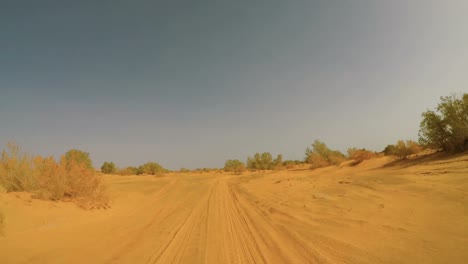 Kamerawagen-in-die-Sahara-Wüste-Fahrer-pov