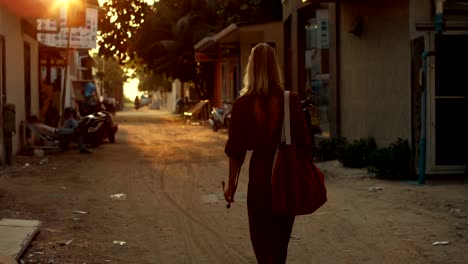 Siguiente-imagen-de-una-mujer-hermosa-en-un-vestido-caminando-por-las-calles-de-la-aldea-auténtica.-Vistas-panorámicas-sur-de-Asia.-Viajando-solo.