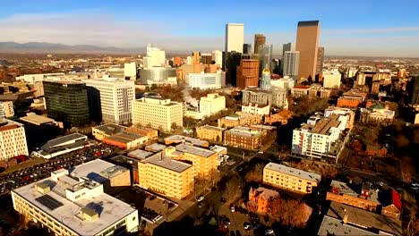 Tarde-tarde-Denver-Colorado-centro-horizonte-carretera