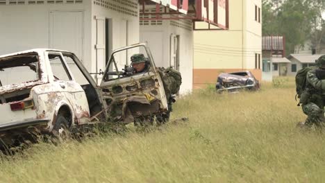 Soldado-con-arma-pistola-y-waring-armadura-uniforme.-El-ejército-es-responsable-de-mantener-el-territorio.