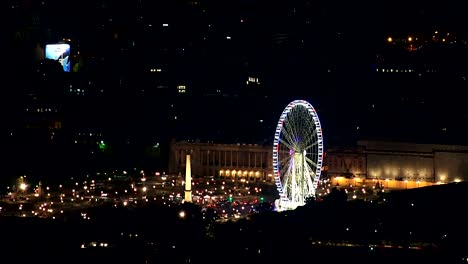 Timelapse-de-vista-aérea-nocturna-de-tráfico-en-París,-la-famos-noria-de-la-Place-de-la-Concorde,-Francia