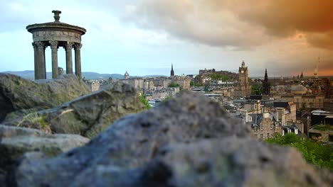 Vista-panorámica-de-la-ciudad-de-Edimburgo-al-atardecer,-Escocia,-Reino-Unido,