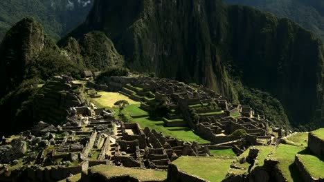 Schließen-Sie-Tilt-Schuss-von-Machu-Picchu-an-einem-nebligen-Morgen