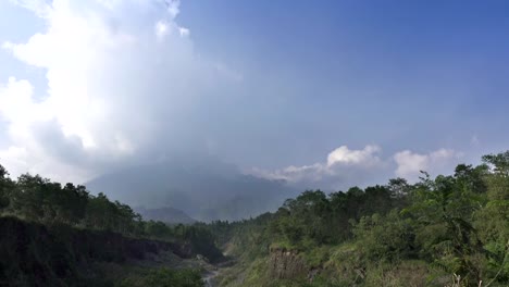 Monte-Merapi,-Gunung-Merapi,-literalmente-montaña-de-fuego-en-Indonesia-y-Java,-es-un-estratovolcán-activo-ubicado-en-la-frontera-entre-Java-Central-y-Yogyakarta,-Indonesia