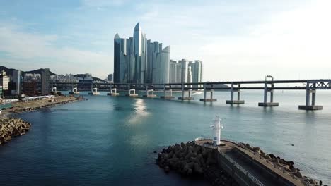 Vista-aérea-puente-de-Gwangan-y-Haeundae-en-Busan,-Corea-del-sur,-salida-del-sol.