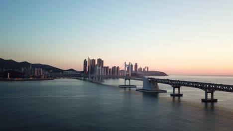 Vista-aérea-puente-de-Gwangan-y-Haeundae-en-Busan,-Corea-del-sur,-salida-del-sol.