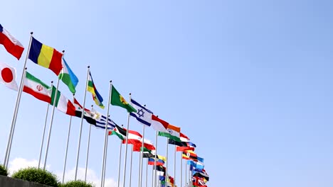 banderas-nacionales-de-países-con-el-fondo-de-cielo-azul