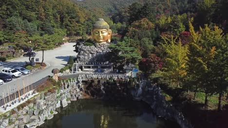 Vista-aérea-otoño-de-estatua-de-Buda-en-templo-de-Wawoo,-Yong-in-Seúl,-Corea