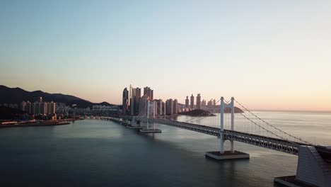 Gwangan-Brücke-und-Haeundae,-Stadt-Busan,-Südkorea.