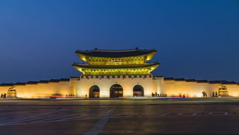 Timelapse-of-Gyeongbokgung-palace-at-night-in-Seoul,-South-Korea.