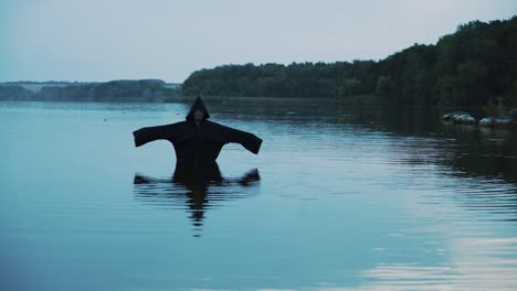 Horror-Frau-Einweichen-in-Wasserfluss.