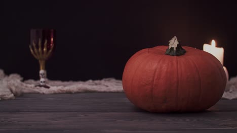 Calabaza-de-Halloween-con-cara-de-miedo-y-velas-ardientes