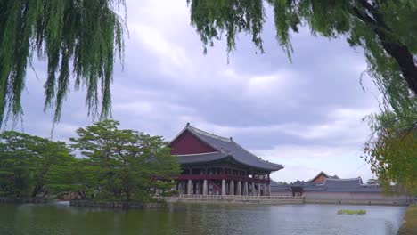 Palacio-de-Gyeongbokgung-en-otoño-de-Corea-del-sur