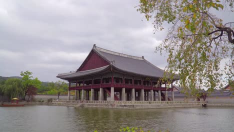 Gyeongbokgung-palace-in-autumn-of-South-Korea