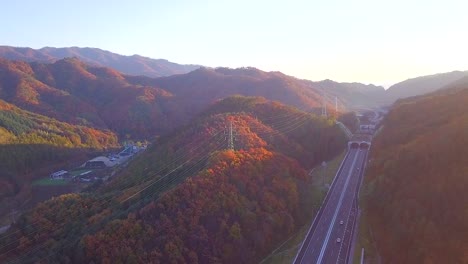 Vista-aérea-camino-autopista-de-la-carretera-en-otoño-de-Corea-del-sur