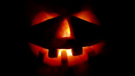 Alten-Jack-o-Laterne-des-beängstigend-auf-schwarzem-Hintergrund.