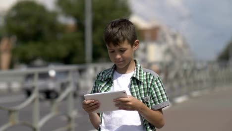 niño-está-en-la-ciudad-y-usa-una-tablet